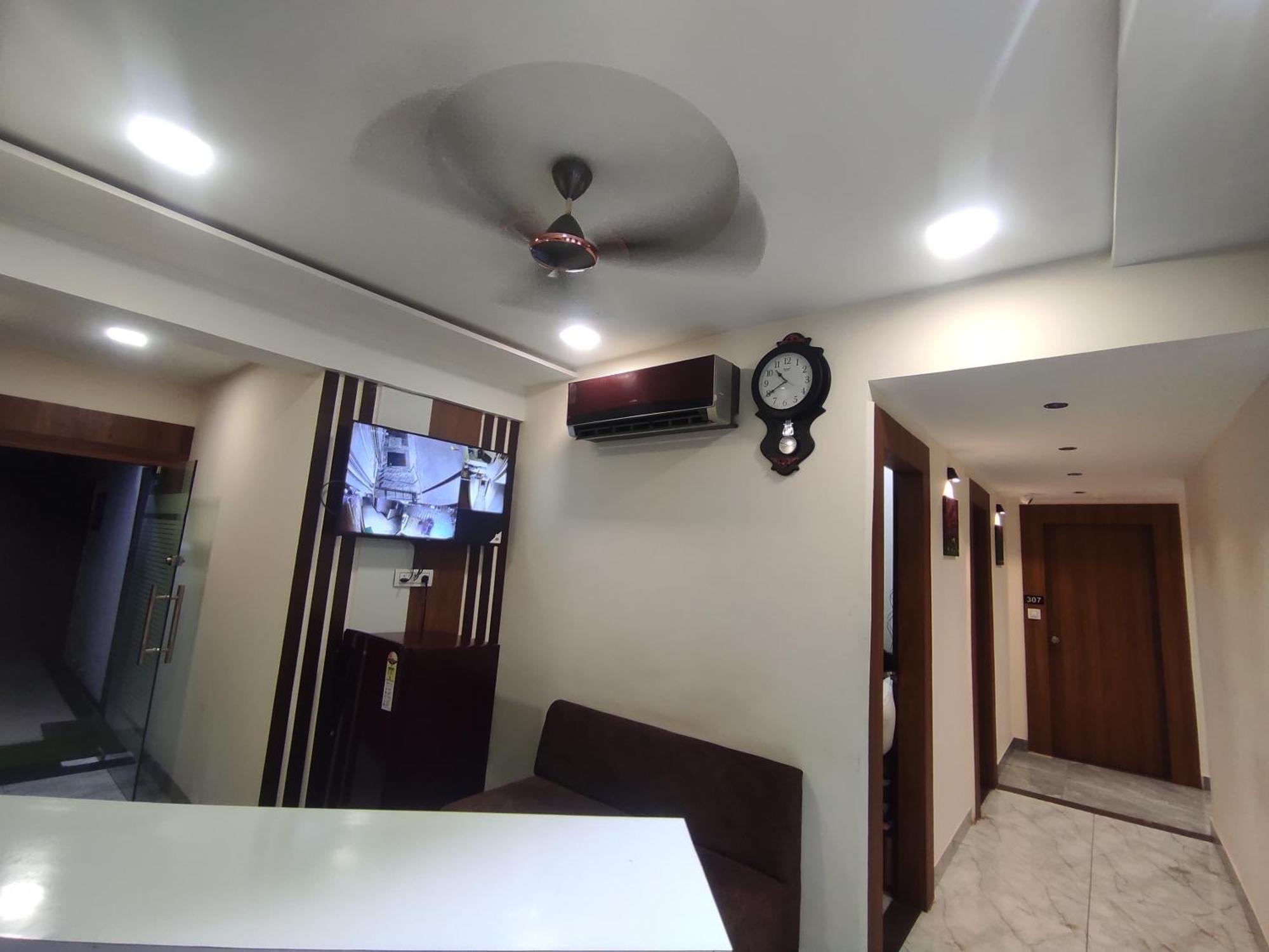 Hotel Earth Inn, Subhash Bridge, Rto Circle, Ahmedabad Exteriör bild