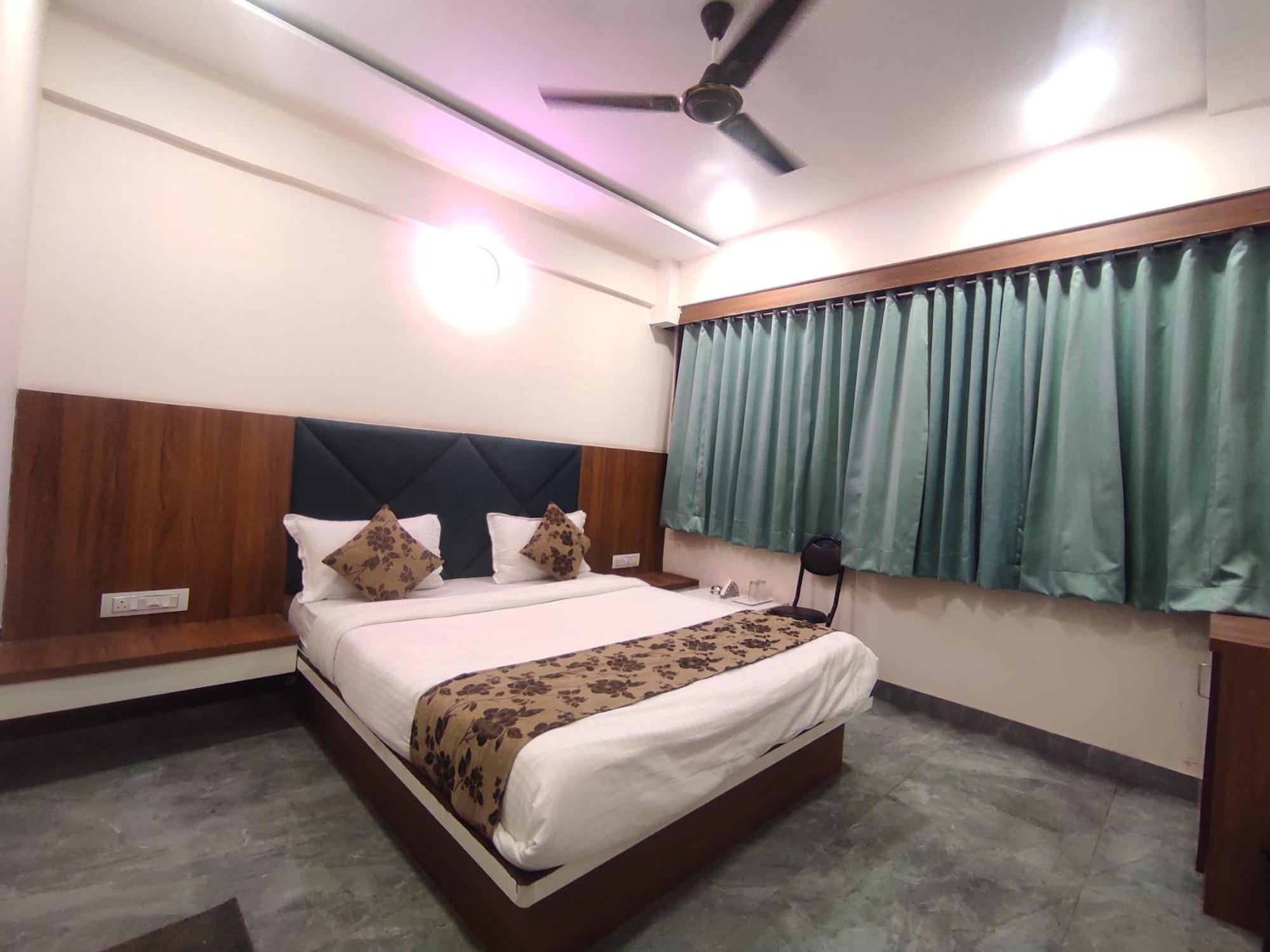 Hotel Earth Inn, Subhash Bridge, Rto Circle, Ahmedabad Exteriör bild